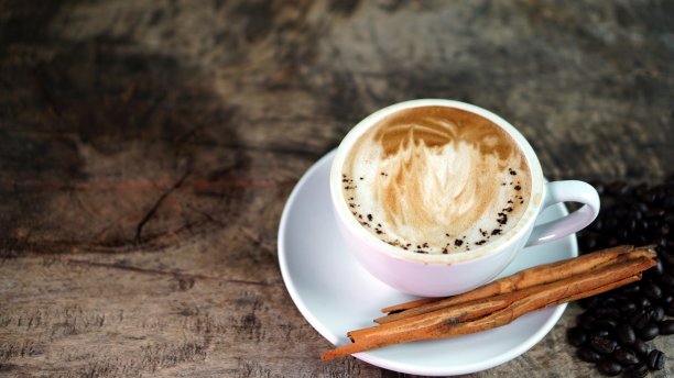 拿铁艺术之花和肉桂卡布奇诺咖啡图片下载