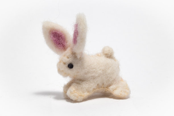 手工制作的微型工艺品复活节兔子在一个白色的背景图片下载