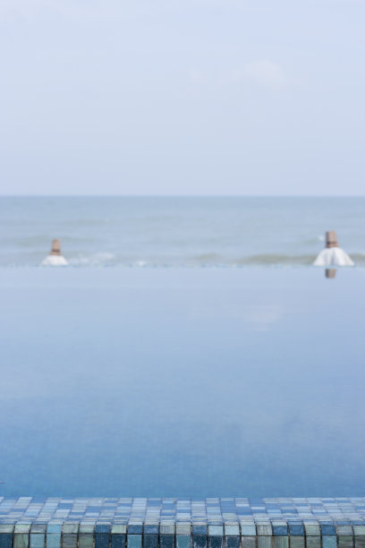 放松度假夏季海滩与反射池简约风格图片下载