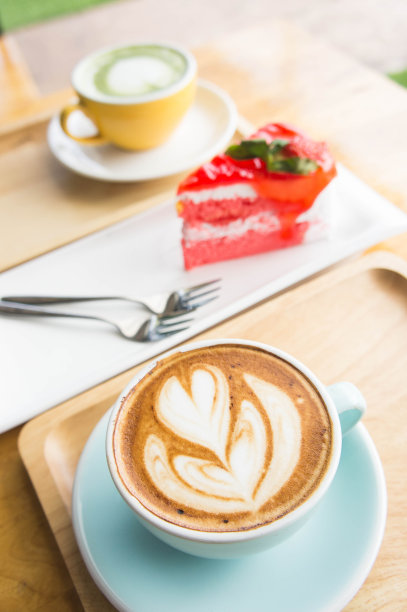 咖啡杯和蛋糕，在咖啡店休息图片下载