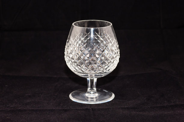 水晶酒杯(高五英寸半，宽三英寸半)图片下载