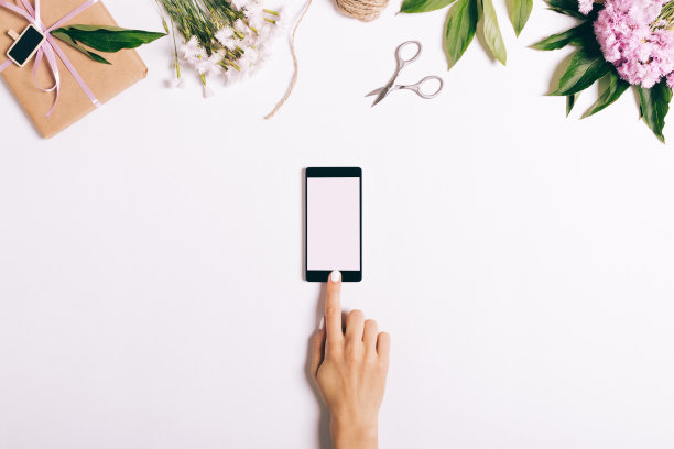 女性手指触碰手机屏幕图片下载