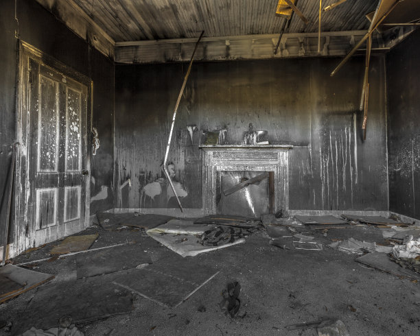一所废弃房屋客厅的墙壁上布满了煤灰图片下载