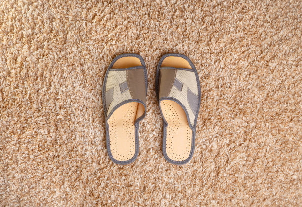 灰色皮革拖鞋图片下载