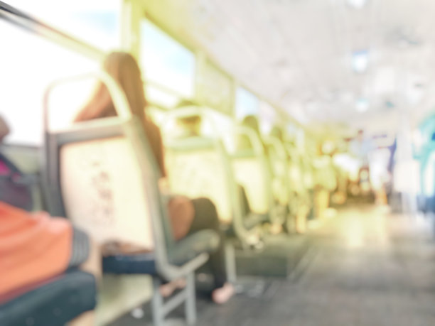 抽象模糊的形象上的人在公共汽车。图片下载