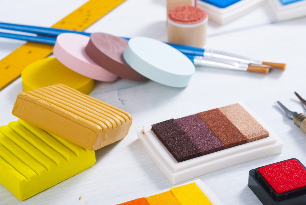 桌面上多色物体的高角度视图图片下载