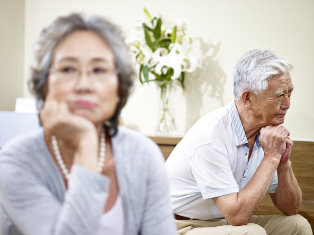 一对年长的亚洲夫妇互相生气素材图片