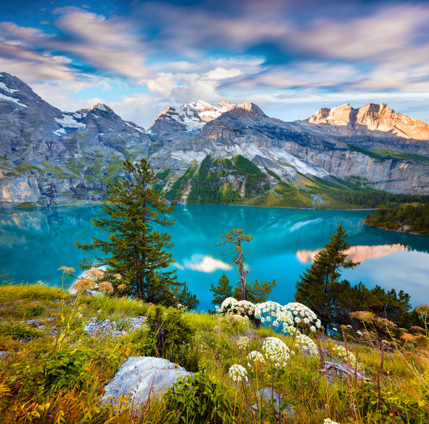 美丽的夏日清晨——欧斯奇宁湖(Oeschinen)图片下载