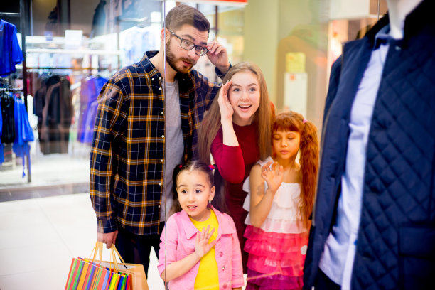 父亲对高昂的价格感到震惊图片下载