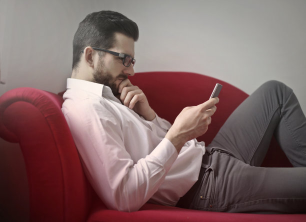 沙发上的年轻人图片下载