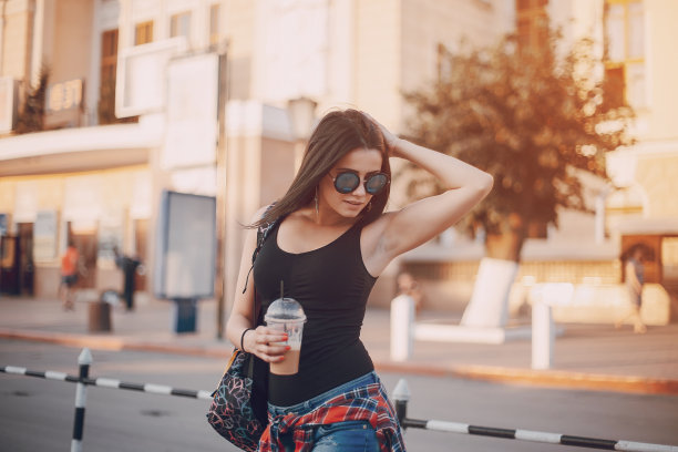 一个年轻女孩走在城市里图片下载