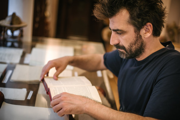 16、少年读书，餐桌上学习图片下载