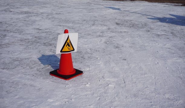 雪路滑图片下载