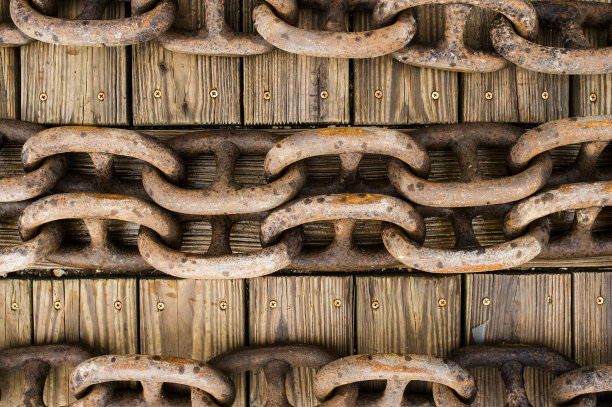 船把锚链系在港口的木码头上。意大利撒丁岛图片下载