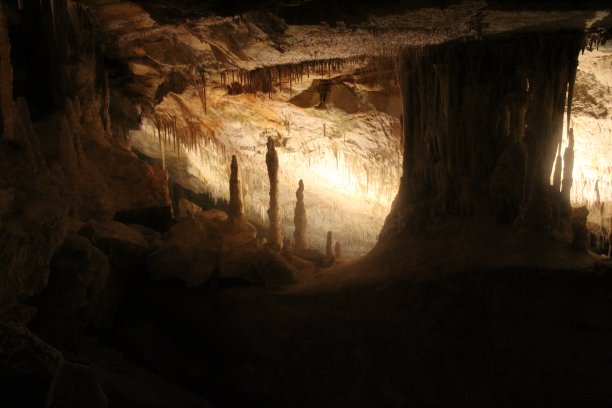 在一个大洞穴里图片下载