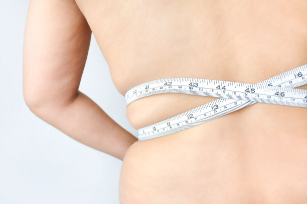 正在量腰围的女人图片下载
