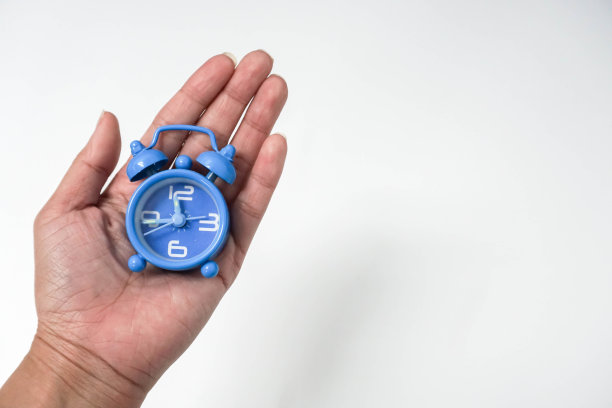 孤立的经营理念，截稿妇女左手握钟图片下载