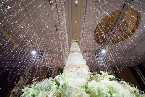 白色花婚礼蛋糕酒店灯光背景图片下载