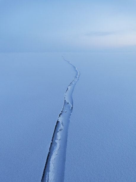 贝加尔湖景观，冰的裂缝。冬天图片下载