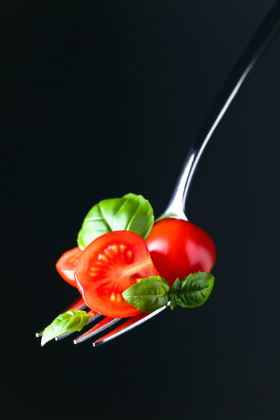 西红柿、樱桃片和绿色罗勒图片下载