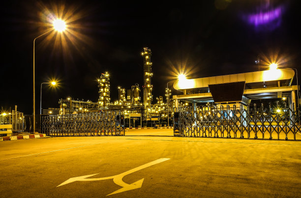 黑暗中的发电厂。图片下载