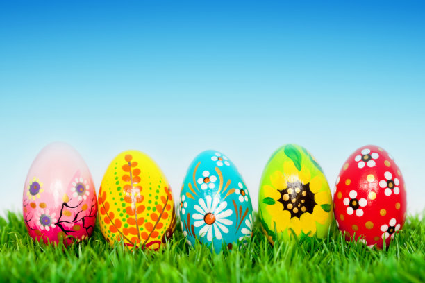 草地上手工制作的复活节彩蛋。春天模式,独特的。图片下载