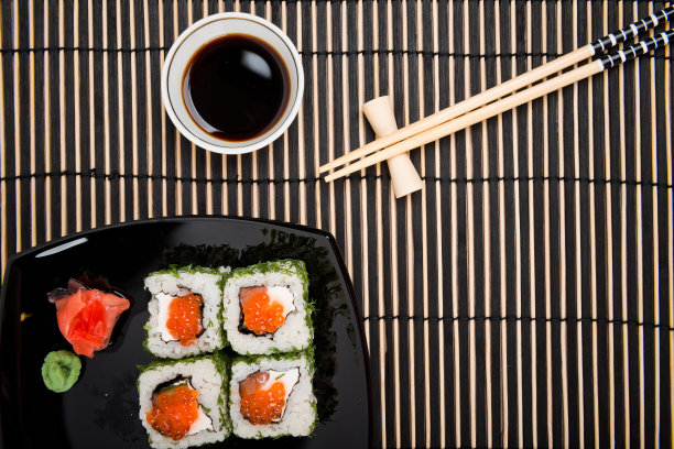 寿司装在一个黑色的盘子里图片下载