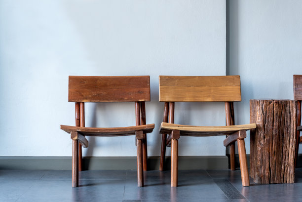 现代客厅与木椅设计/家居装饰概念图片下载