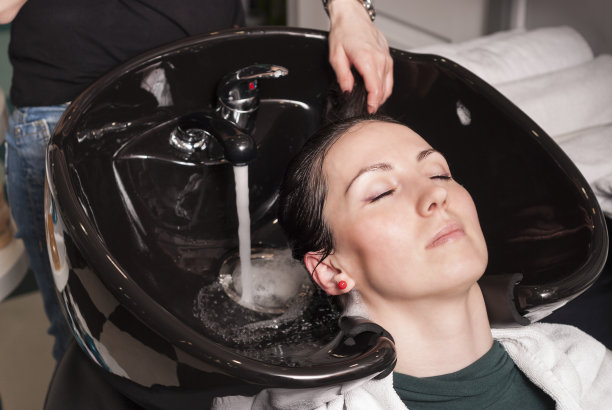 美丽的女孩在洗头图片下载