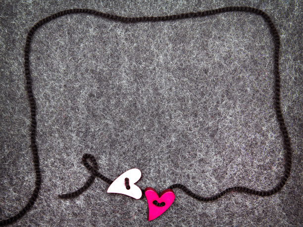 木制的心在灰色的感觉背景，复制空间图片下载