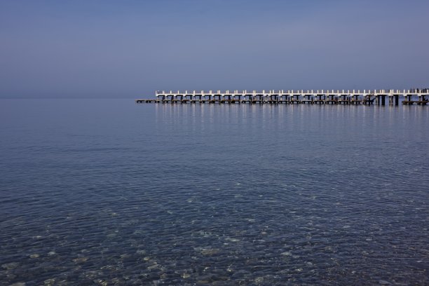 傍晚的卵石透明的海图片下载