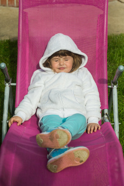 在阳光下打盹图片下载