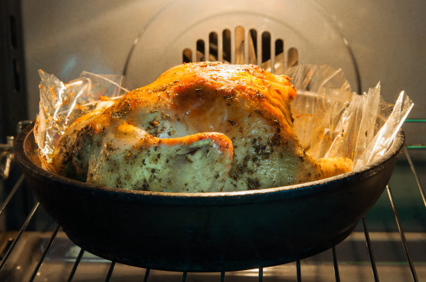烤箱里诱人的烤火鸡素材图片