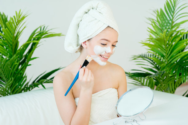 敷面膜的妇女图片下载