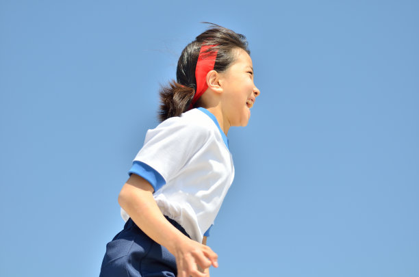 青空で走る女の子（体操服）图片下载