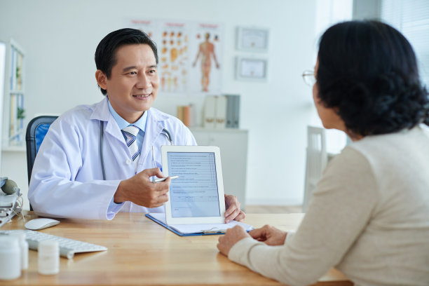 亚洲医生与病人交谈素材图片