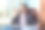 一个年轻人坐在办公室的办公桌前处理文件。图片下载