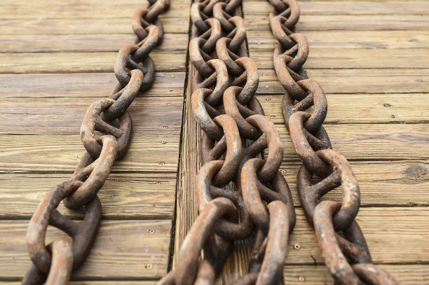 船把锚链系在港口的木码头上。意大利撒丁岛图片下载