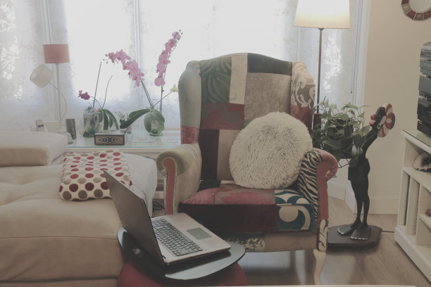 有型的扶手椅在前面或窗户和周围的设计家具图片下载