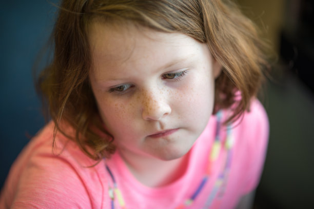 女孩坐着思考的特写图片下载