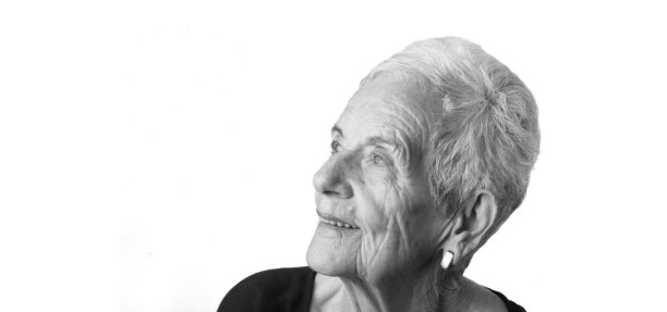 白色背景上的一位资深女性的肖像图片下载