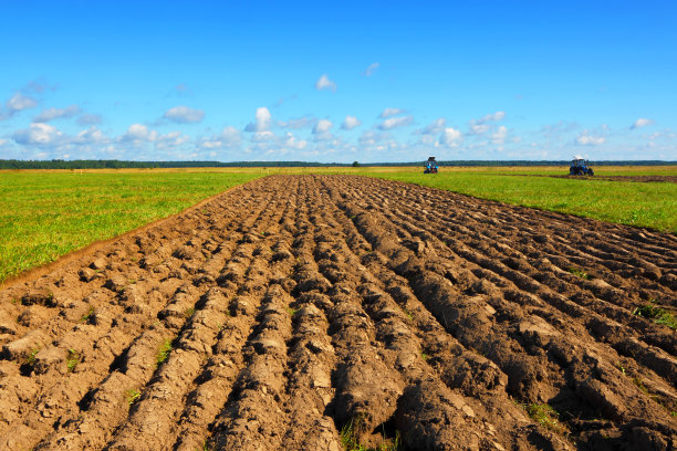 农民田里的拖拉机图片下载