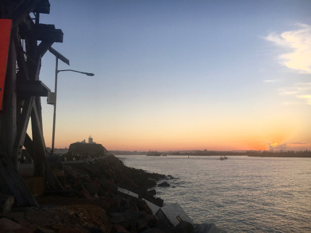 澳大利亚纽卡斯尔防波堤的黄昏图片下载