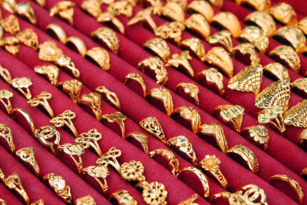 红布上的钻石戒指图片下载