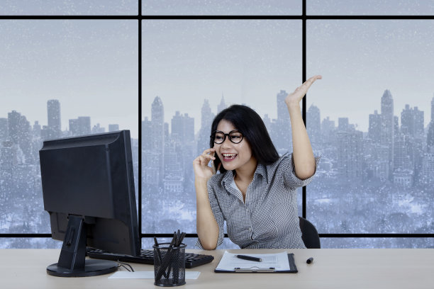 愉快的女商人正在用手机交谈图片下载