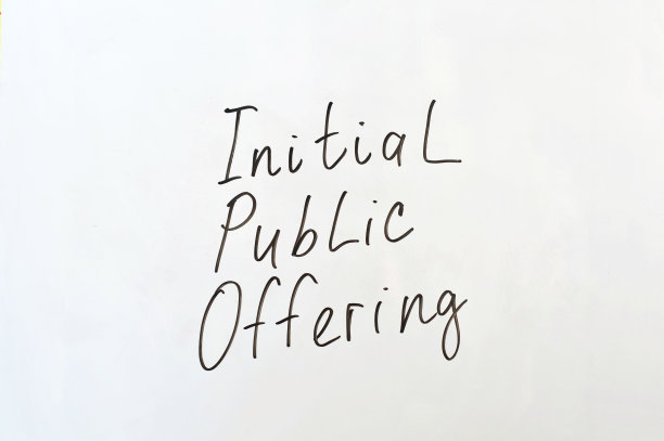 主板上有IPO的题词。图片下载