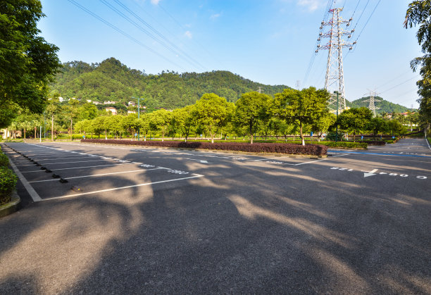 树林里的停车场图片下载