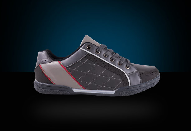 孤立背景上的男性运动鞋图片下载