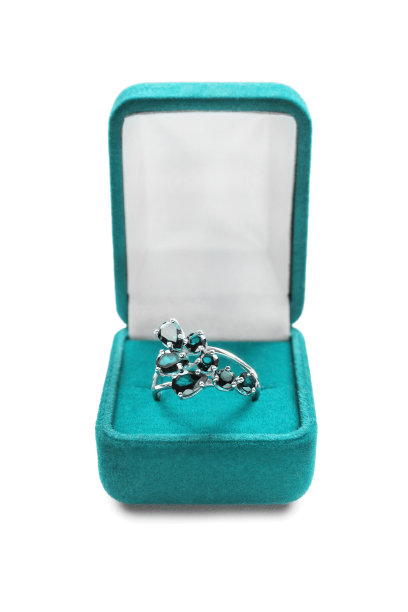 盒子里的戒指图片下载