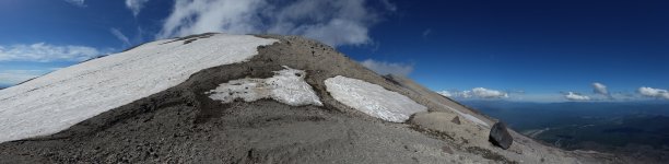 从圣海伦斯山上下来的登山者图片下载